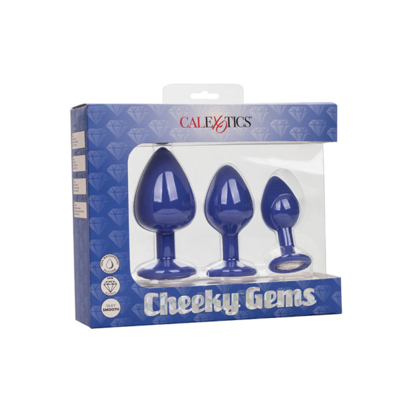 Open jezelf voor de fantastisch speelse wereld van achterdeurplezier met de Cheeky Gems. De glamoureuze anale trainingsset bevat een set van 3 afgestudeerde anale pluggen met een edelsteenbasis om je veilig en comfortabel de gepassioneerde anale stimulatie te laten verhogen. Het zicht wordt nog beter van achteren met de sprankelende oversized edelsteenbasis. Om te genieten van alles wat de opwindende wereld van anaal spel te bieden heeft, is training in orde om totale veiligheid en tevredenheid te garanderen. Elke sonde in onze set neemt geleidelijk toe in lengte en omtrek voor superieur plezier op elk niveau van plezierspel. Terwijl elke toename van je training je horizon verbreedt, gebruik je de sprankelende met edelstenen versierde basis voor stomende stimulatie, moeiteloze inbrenging en zachte verwijdering. De flexibele sondes zijn gemaakt van een gladde, naadloze siliconen. Dit lichaamsveilige materiaal is ongeparfumeerd en ftalaatvrij om je meest gevoelige plekken gelukkig en gezond te houden